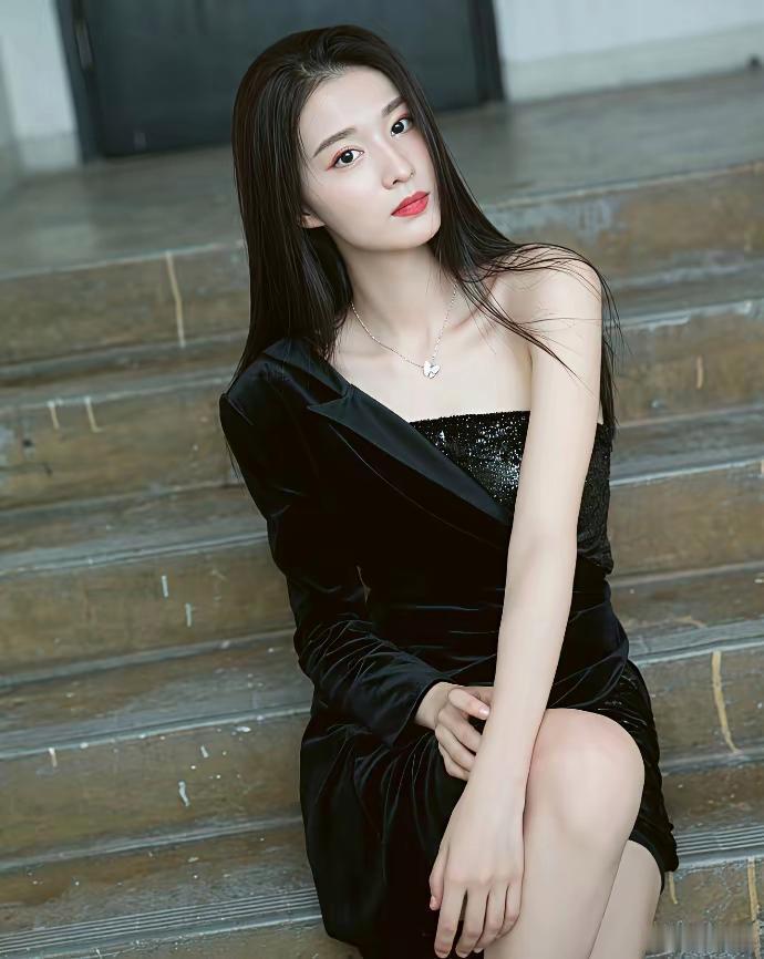 王楚然身着黑色一字带高跟，衬得双腿线条愈发修长，氛围感直接拉满。
