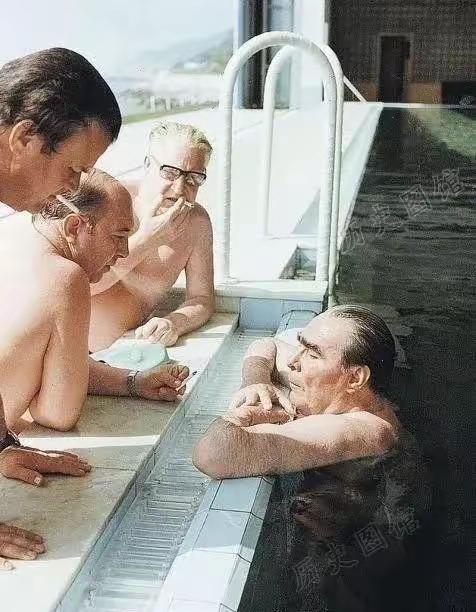 （图一）这是1977年，70岁勃列日涅夫趴在泳池边上，张大鼻孔吸入3名警卫人员的