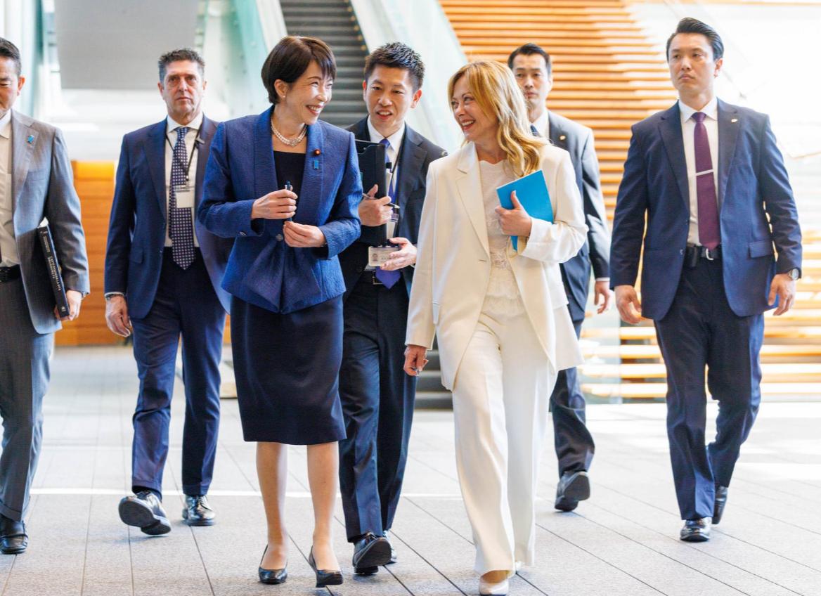 意大利总理梅洛尼昨日离开日本，临行前她与高市早苗拥抱，并留下一句话：“无论何时需