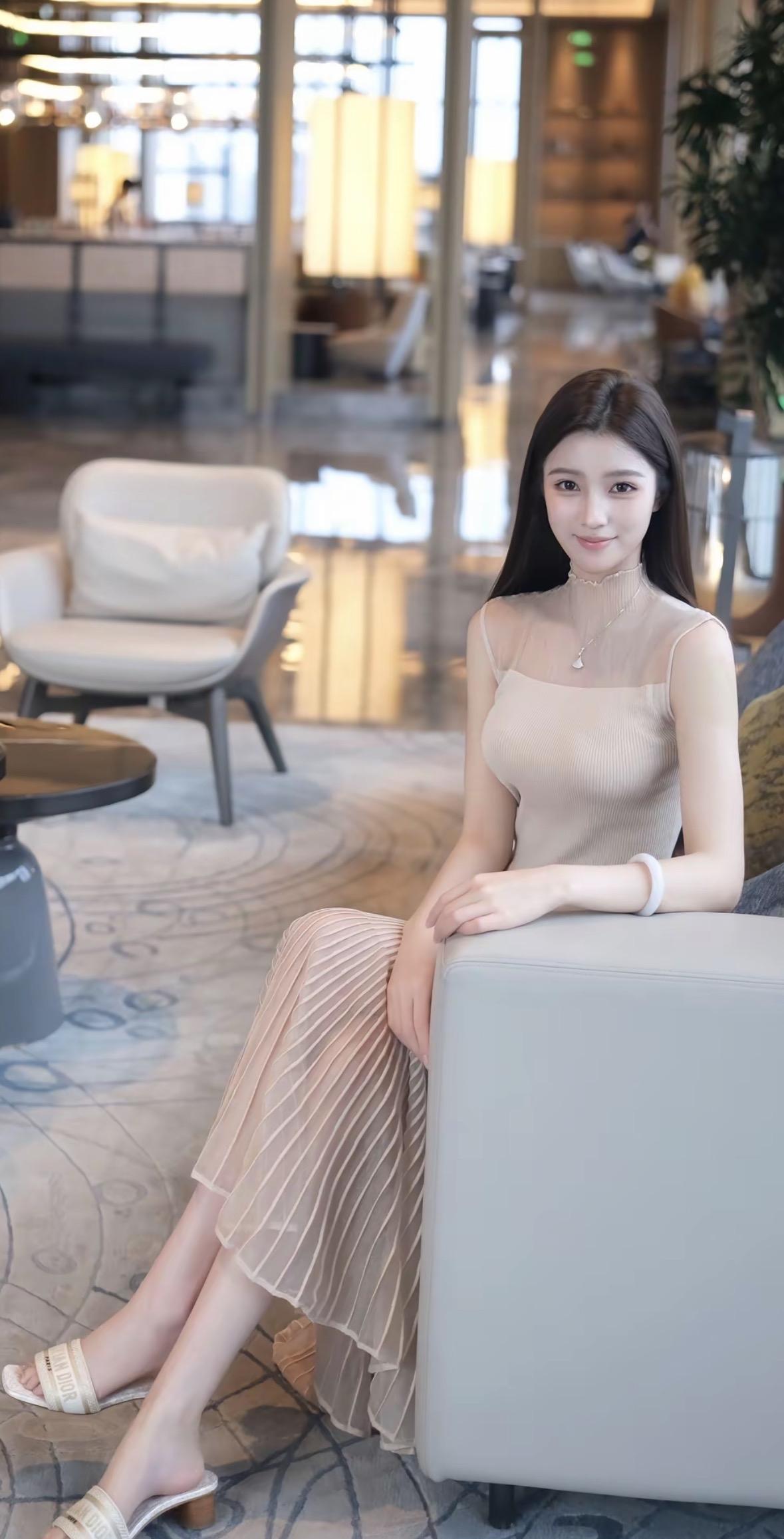 阳光透过窗户洒在她身上，她手捧一杯咖啡，微微低头看书，那画面美得像一幅画。她时不