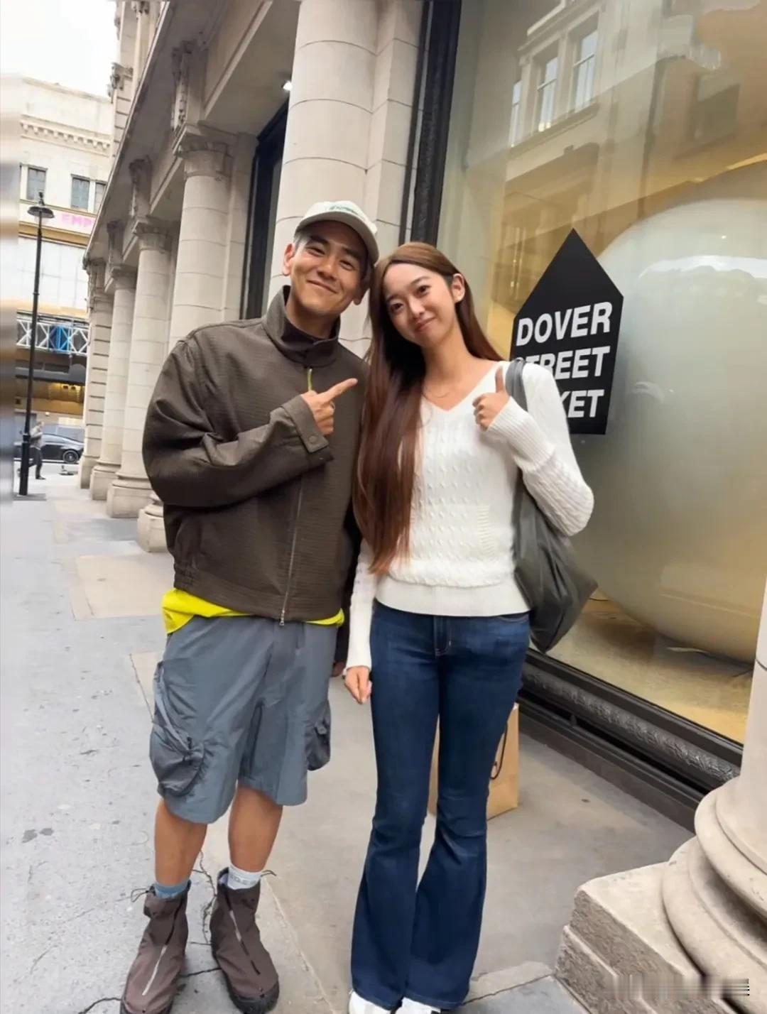 彭于晏现身伦敦街头，为啥他四十几了，还有少年感啊？！[呲牙笑]他换了发色，漂了一