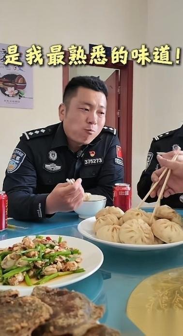 2026年2月云南临沧，一民警结束执勤进食堂吃饭，看着餐桌上的包子，很是眼熟，当