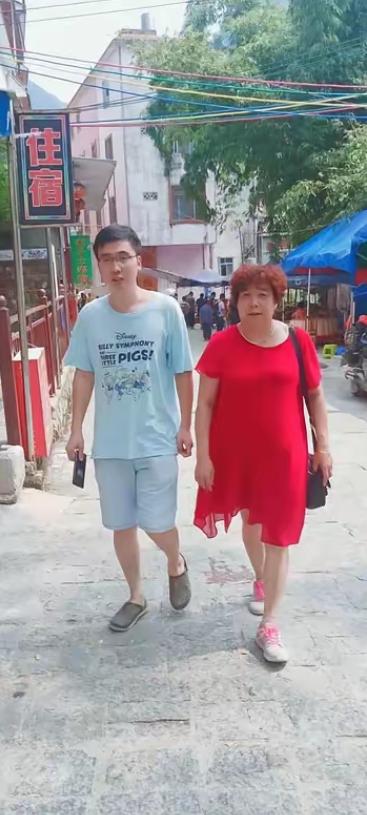 浙江52岁富婆相亲24岁帅小伙，见面就送20万，小伙当场沦陷。小