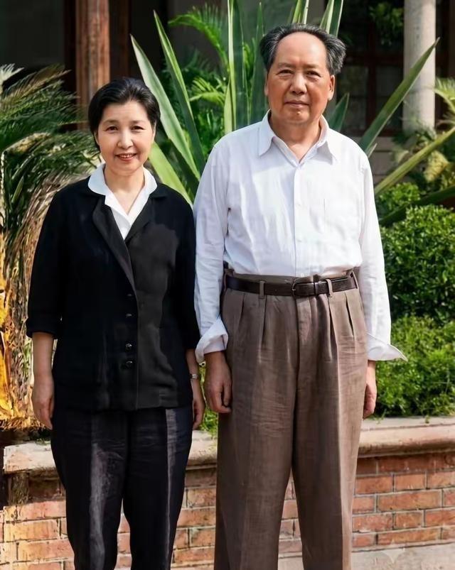 这位女红军曾志是井冈山时期就跟随毛主席的老红军，出于女人的心细和关心，她给主席买