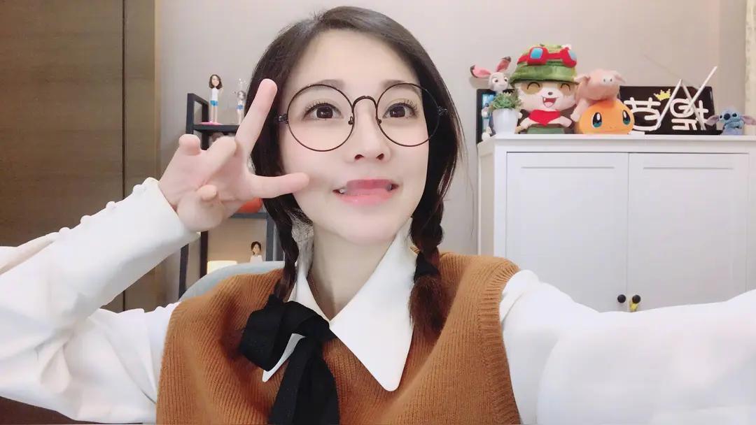 停播近一年的冯提莫回来了！一开播，直播间瞬间涌进10万+观众。她终于说出消失的