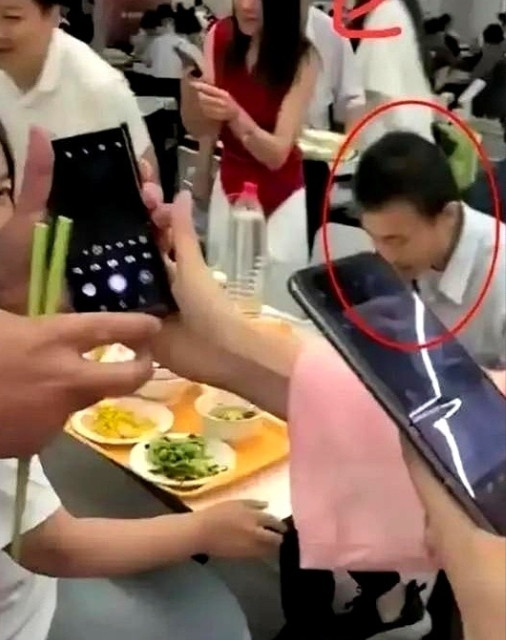 韦东奕现在非常发愁，被家人催婚也就算了，最让他发愁的是，从今往后，他恐怕再也不能