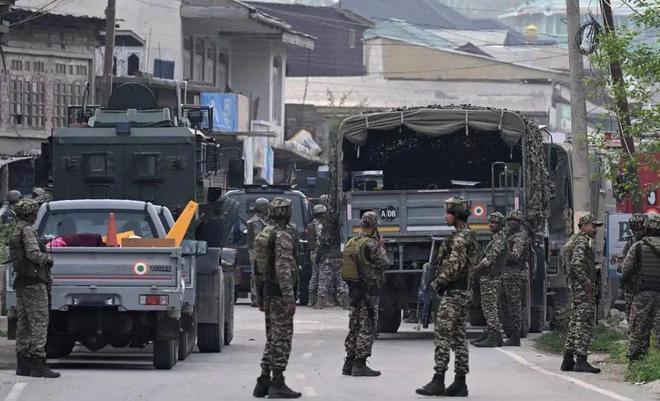 11月13日泰王带着王后访华，去人民英雄纪念碑敬献花圈，18日结束访华。12月1