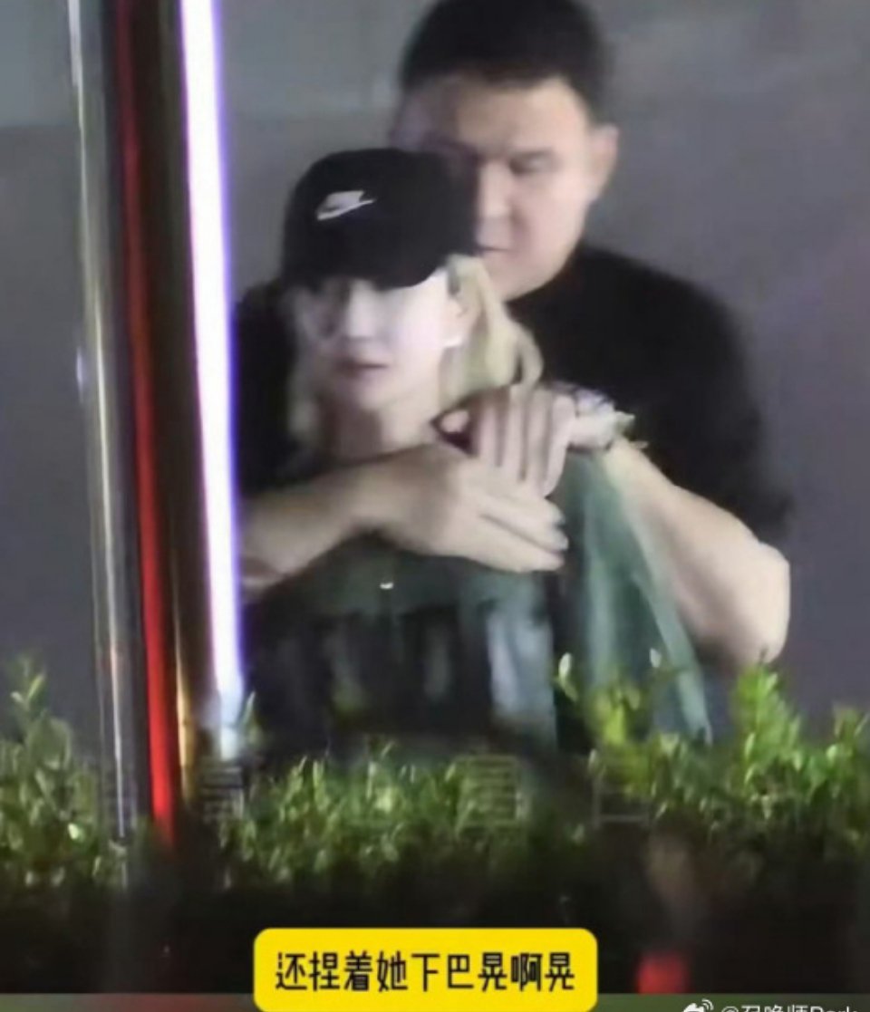 车澈发酒疯这波我站女方，不要拿喝醉酒推卸责任，发酒疯就别喝酒行吗，这动图很明显