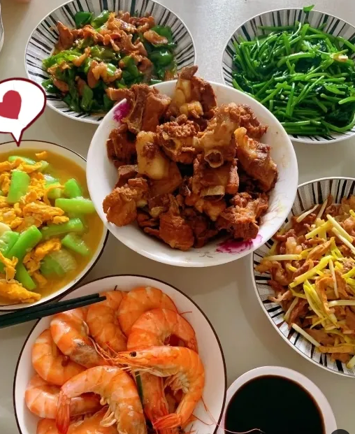 小姑子一家来家里做客：我准备6道美食，虾、排骨全安排，妹妹一家吃得少还脸黑！