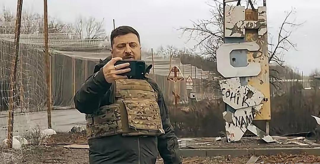 此地无银三百两，泽连斯基跑到库皮扬斯克拍视频，本来想打俄罗斯的脸，却恰恰暴露了乌