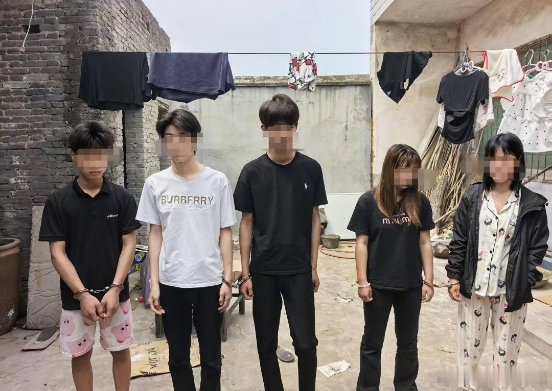 小小年纪不学好，偷电瓶，都已归案，这下好了，弄不好还得吃几天免费饭