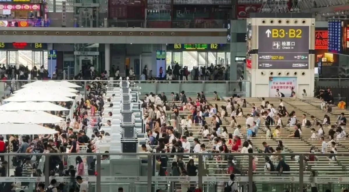 老骥伏枥，广州南站再次刷新单日旅客发送纪录；不可小视，成都东站演绎“短小精悍”。