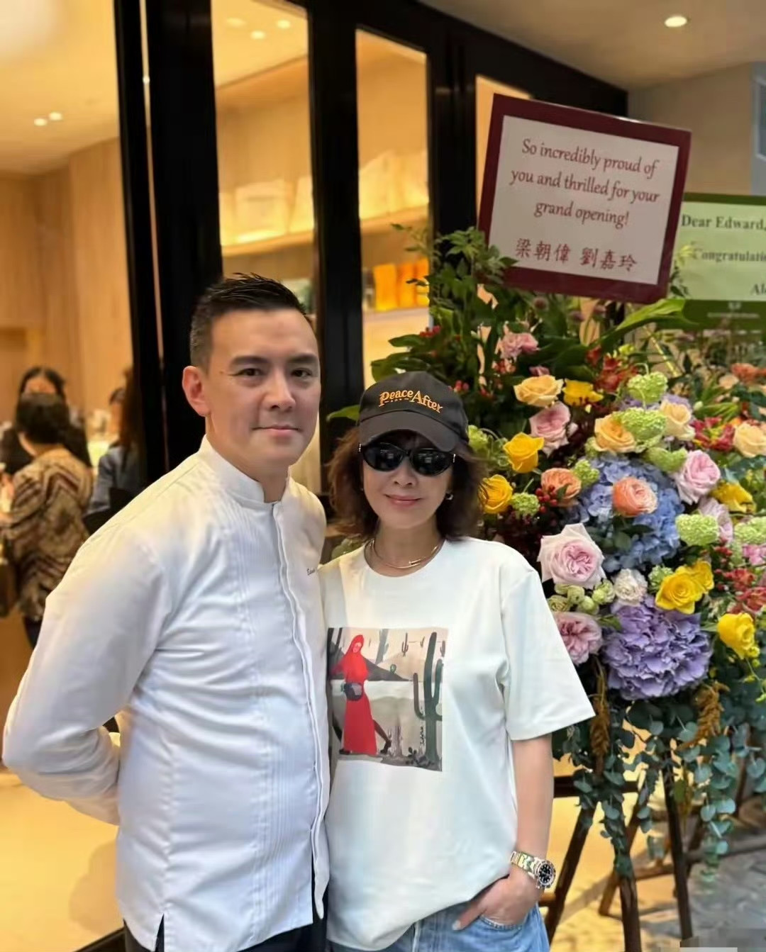 刘嘉玲梁朝伟为朋友新店开业赠送花篮59岁穿白T牛仔裤又美又飒​她的人生就像