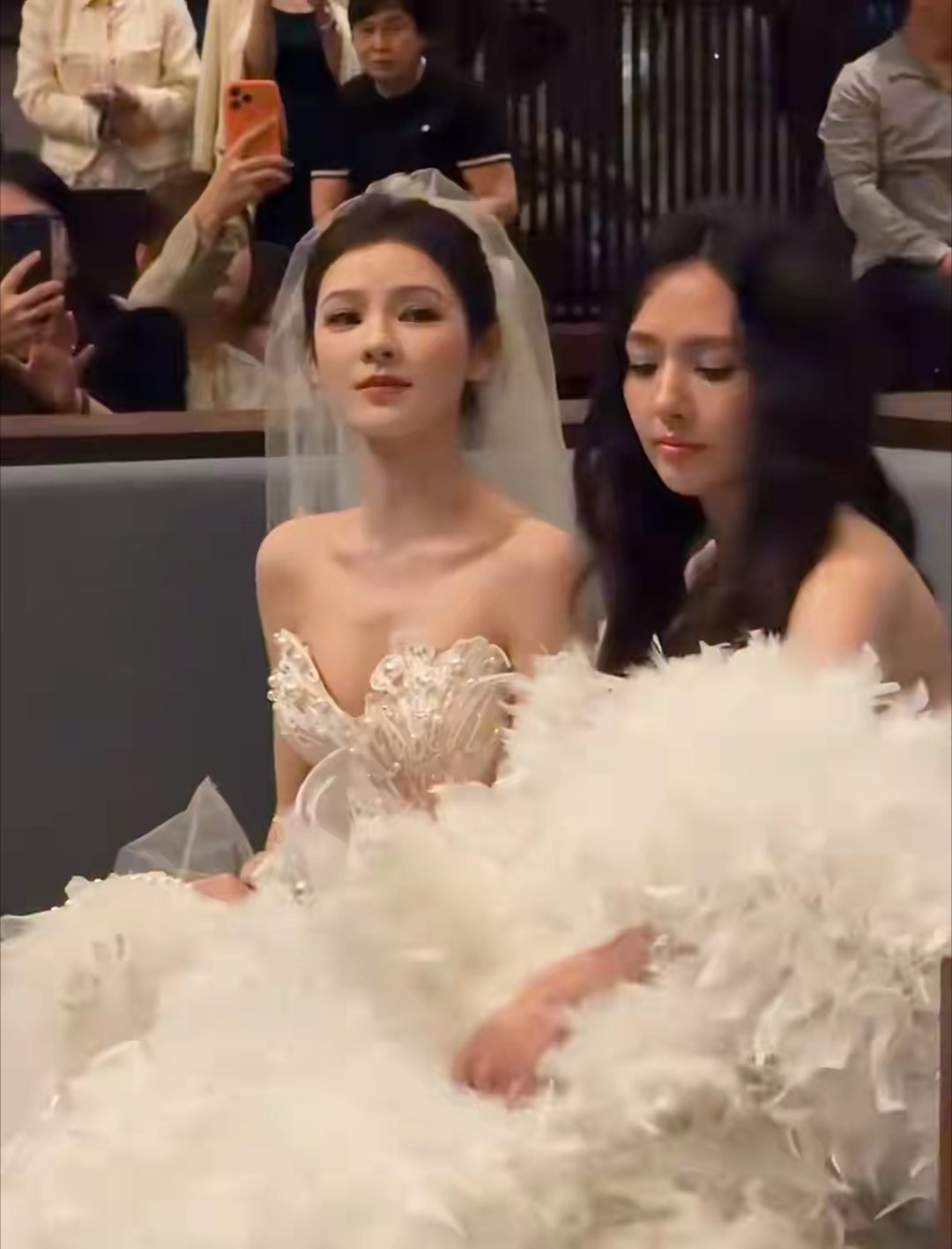 郭碧婷快把头发扎起来，你坐在建模脸张予曦旁边了