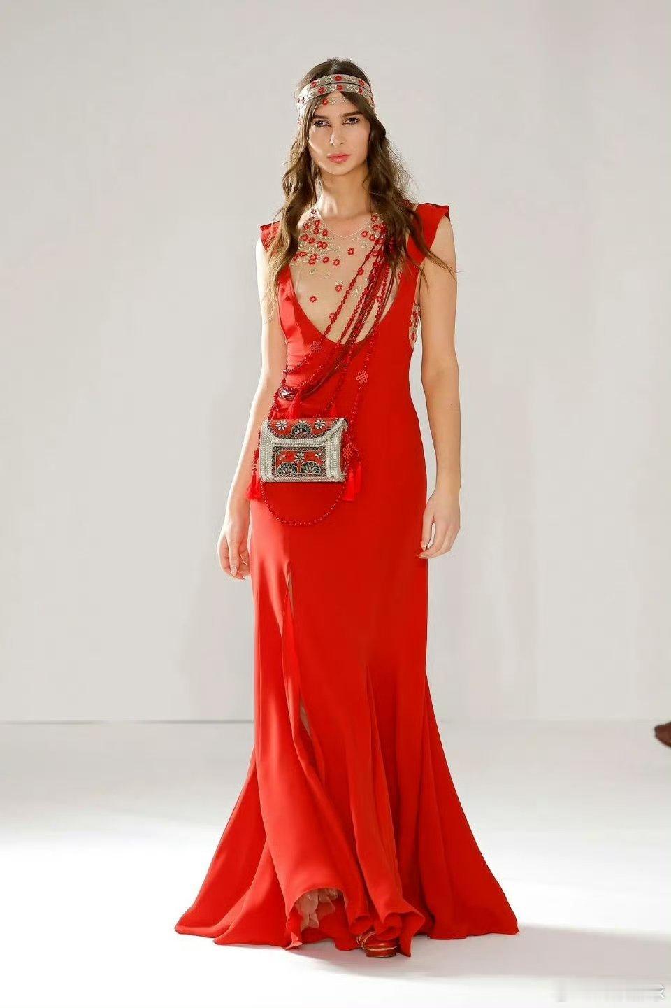 鞠婧祎红裙薄纱高定鞠婧祎红色高定裙鞠婧祎ELLE四月刊又带来新高定造型了，红裙