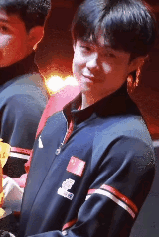 王楚钦这是看上陈俊松了？王励勤和大头他们拍完照，大头赶快示意陈俊松到他身边拍