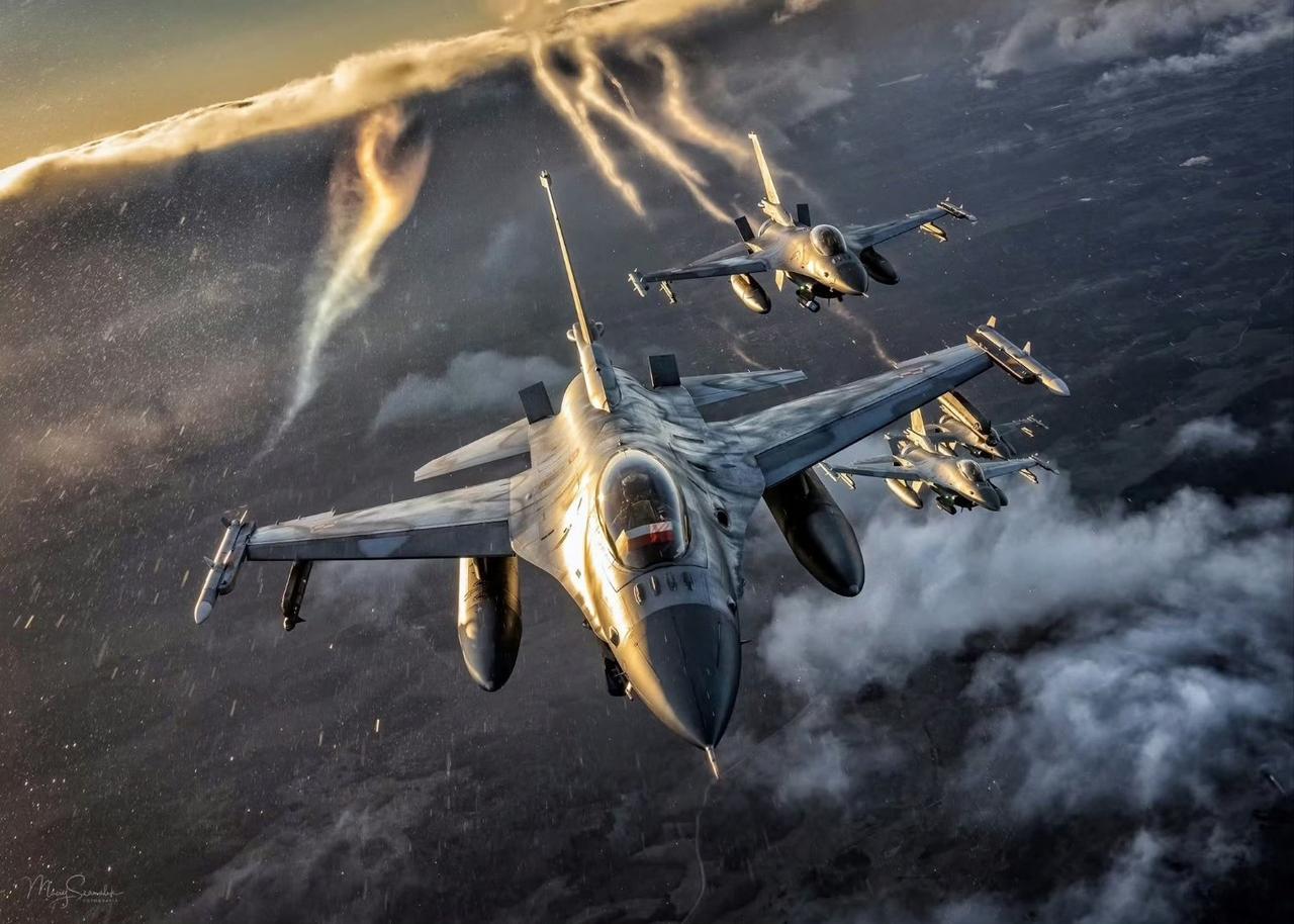 战机欣赏：摄影师Maciej拍摄的一组波兰空军F-16战斗机。波兰空军的F-1