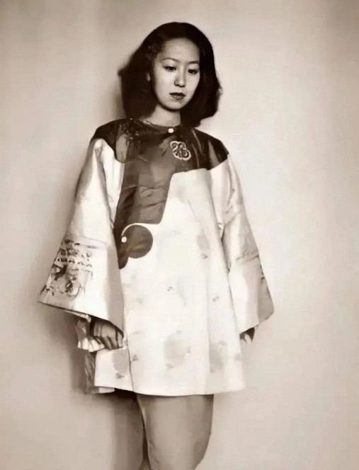 1956年，吃下堕胎药的张爱玲，在床上疼的直打滚。突然，孩子掉下来，她长舒一口气