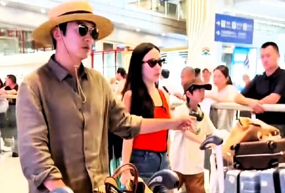 杜江霍思燕一家现身机场，这次带着小女儿现身，小姑娘蛮可爱的！她们家这个小女儿很低