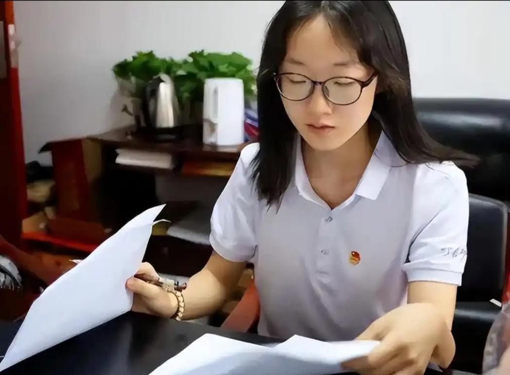 请问：基层公务员就是乡镇公务员吗？答案：基层公务员和乡镇公务员不完全相同。