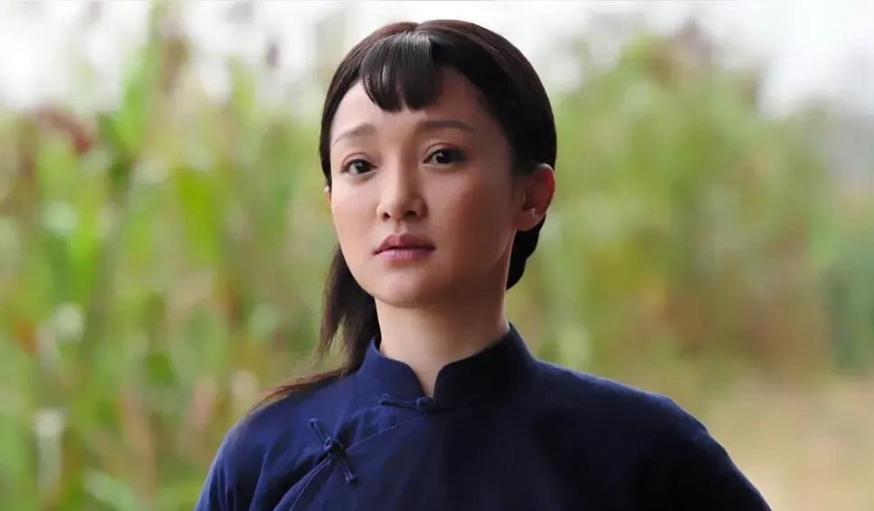 金星问周迅:“怎么样的男人才会让你心动？”周迅说:“首先他得善良，其次诚实，然后