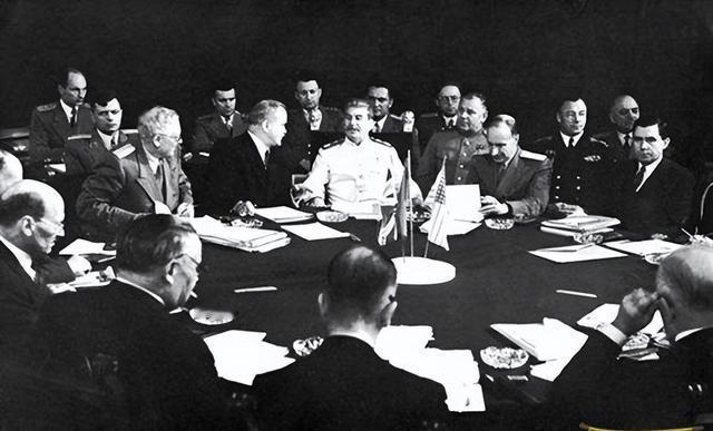 1944年秋，二战进入尾声，盟国开始重新划分战后势力格局。莫洛托夫晚年回忆起