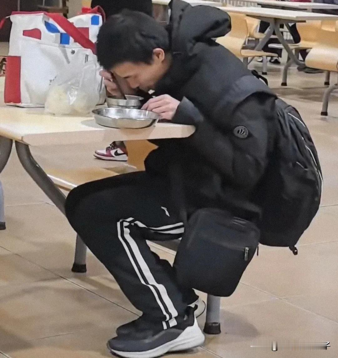 韦东奕这是被迫营业吧！表情非常不自然……万万没想到，一向两耳不闻窗外事，一心只