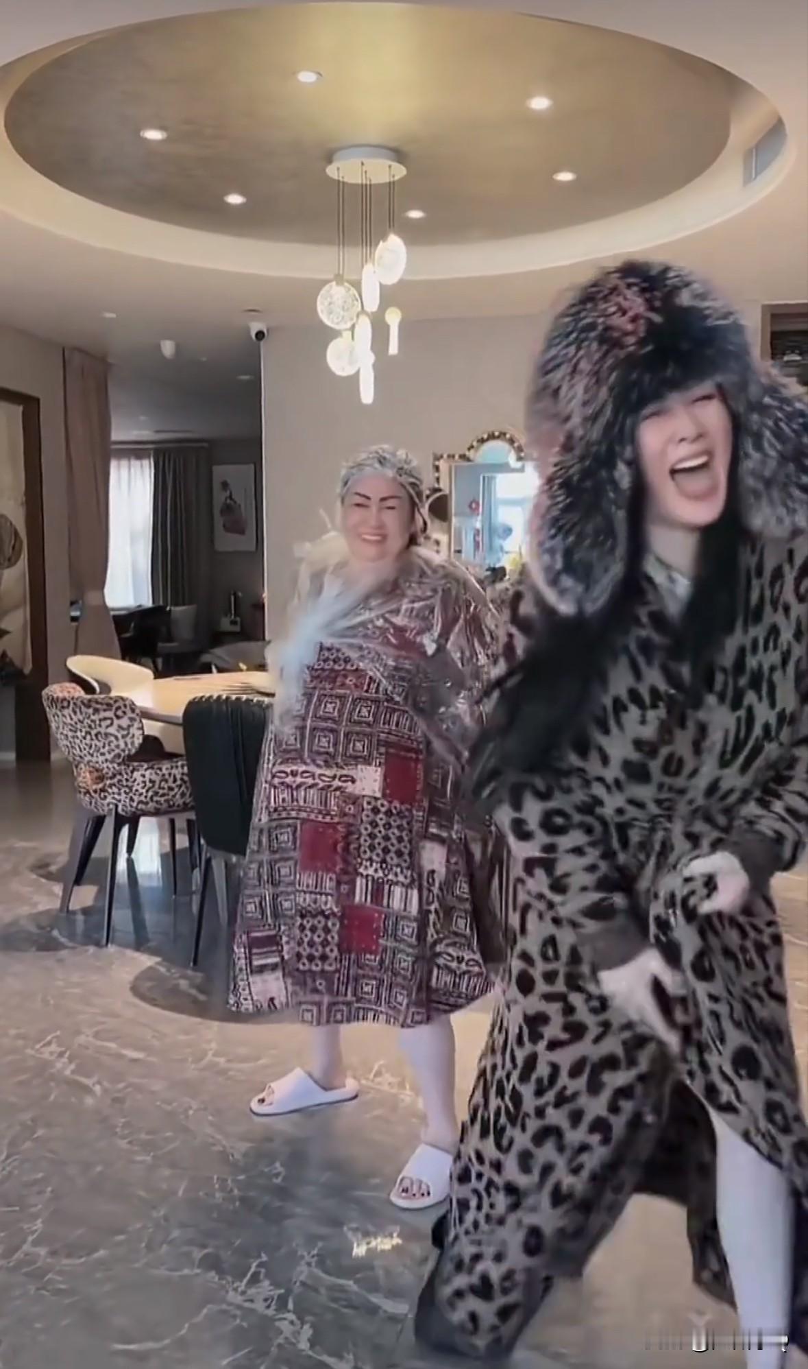 钟丽缇和母亲在家欢乐共舞，钟丽缇穿得是真夸张，豹纹长款大衣配皮草帽，身材丰腴，性