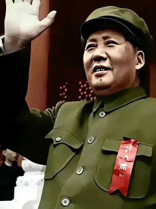 这是毛主席的挥手照，伟大崇高，气质不卑不亢，从容淡定，中华民族精神的代表，流芳千