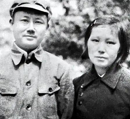 1937年，地主王学文发现一20岁女兵躺在家门口，见四下无人，他一下将女兵扛到了