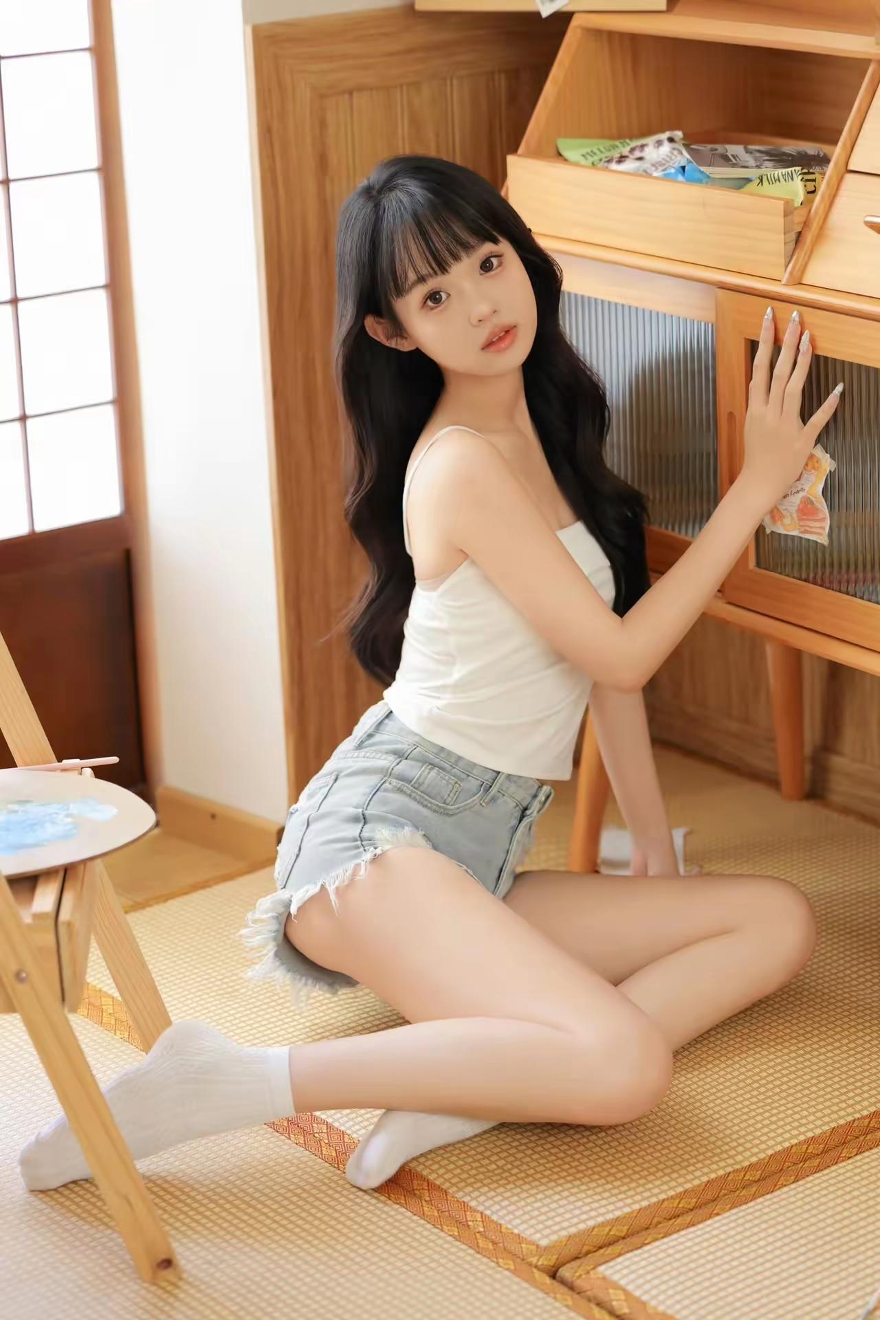 少女心满满，画室里的甜美瞬间如何展现女孩子的优雅气质?花季少女如何搭配自己的穿