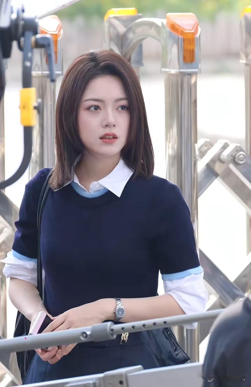 赵今麦看上去干净清纯，秋天的清凉穿搭看上去很舒服，真的是长开了，以前给人叛逆期的