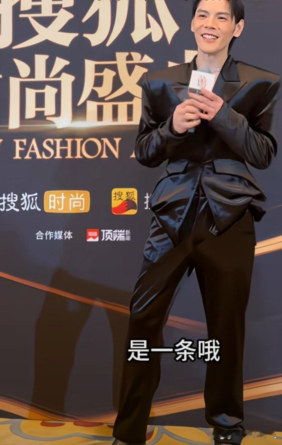 郭碧婷要哭了，向佐真的太喜欢女装了，尽管说做自己，但是大裙子下还是挺女性化的衣服