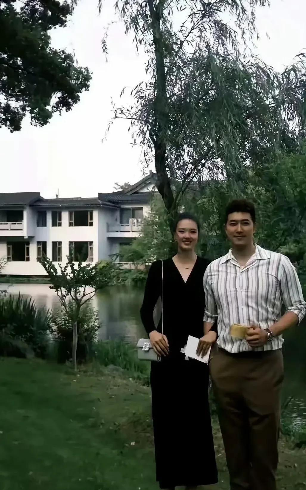 这是张常宁和她老公吴冠希在环境优美的别墅外的一张合影。张常宁193cm，老公吴