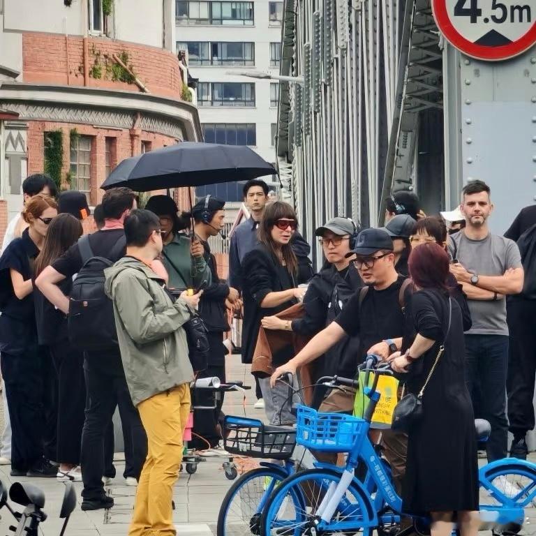 拍到一张很满意的现男友，因为他也在看我[吐舌头眯眼睛笑]​​​