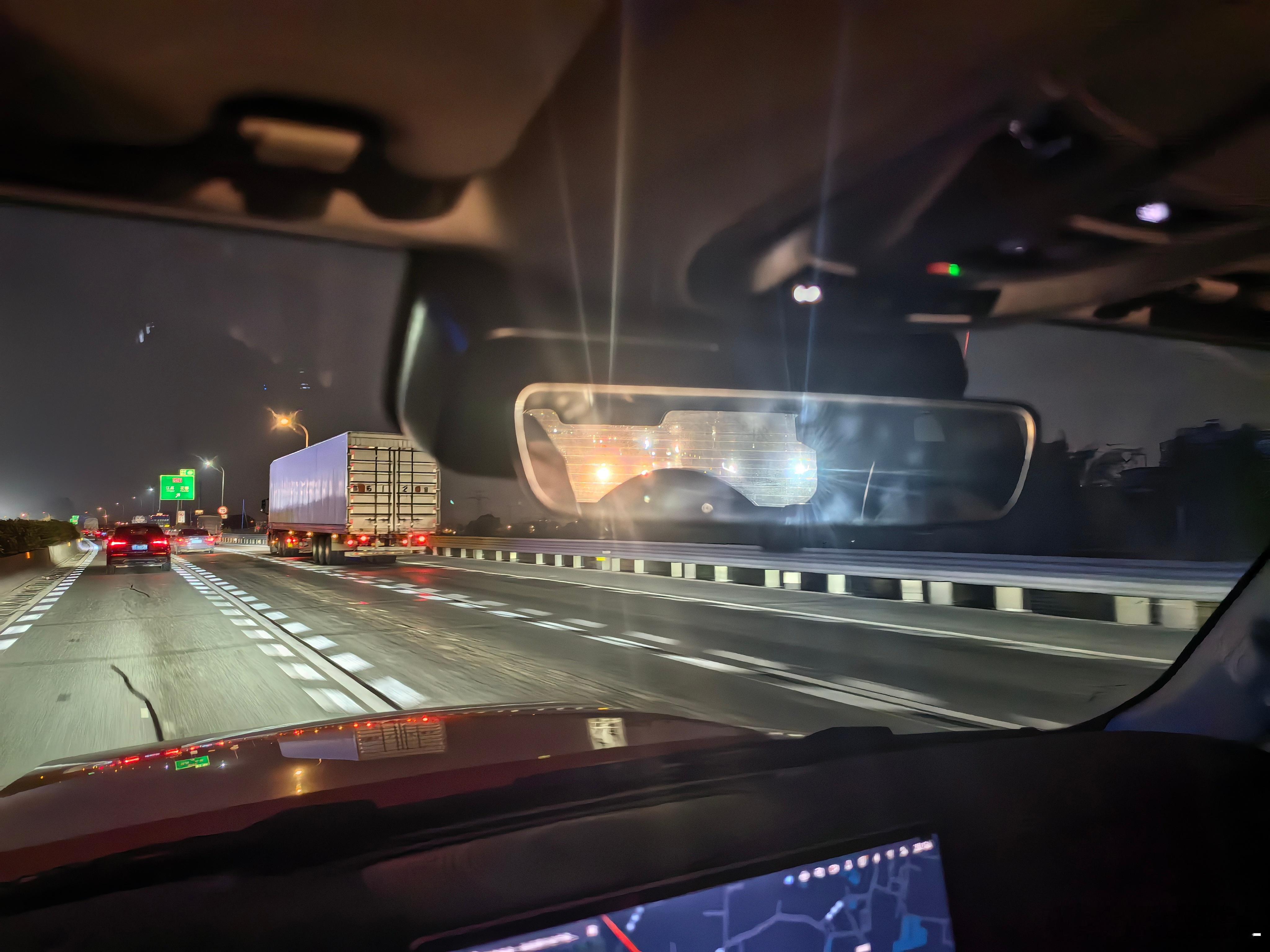 我其实真的不理解有些司机的驾驶逻辑。高速，车流量有点大，所以速度跑不起来，也就9