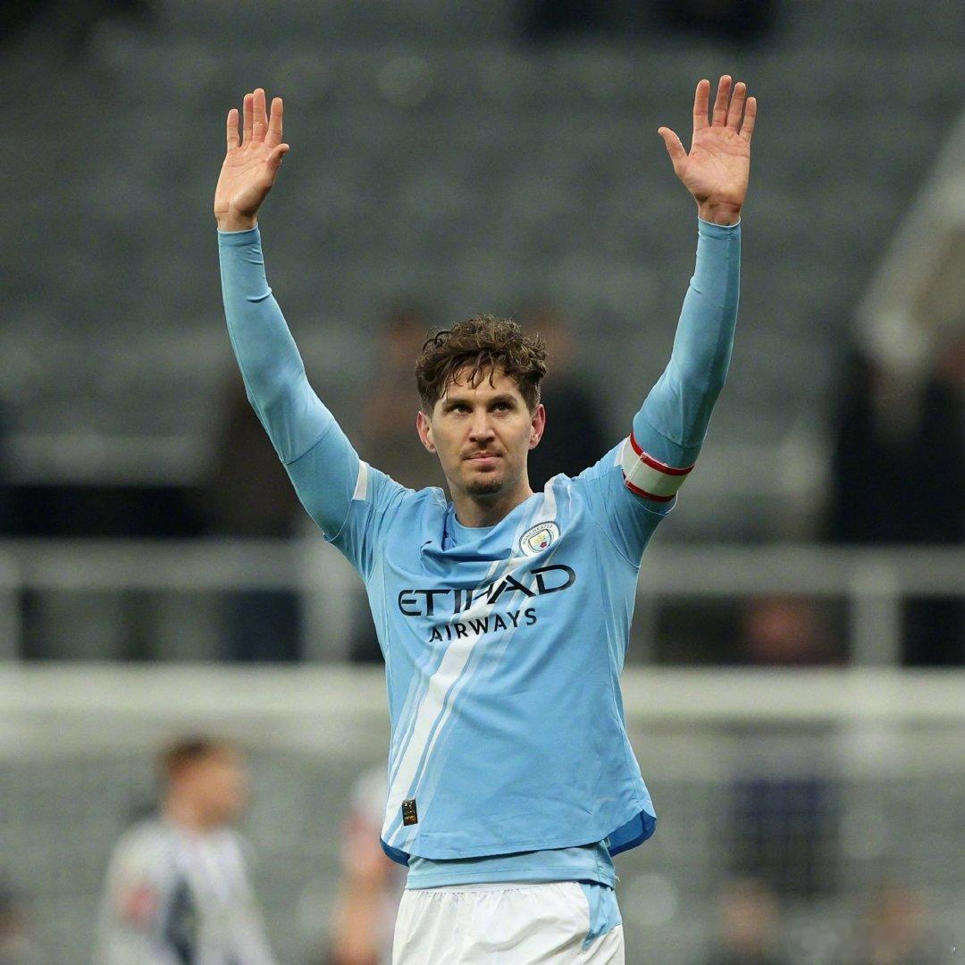 【官方】曼城宣布，31岁后卫斯通斯将在本赛季结束后离队，结束10年蓝月生涯。斯通