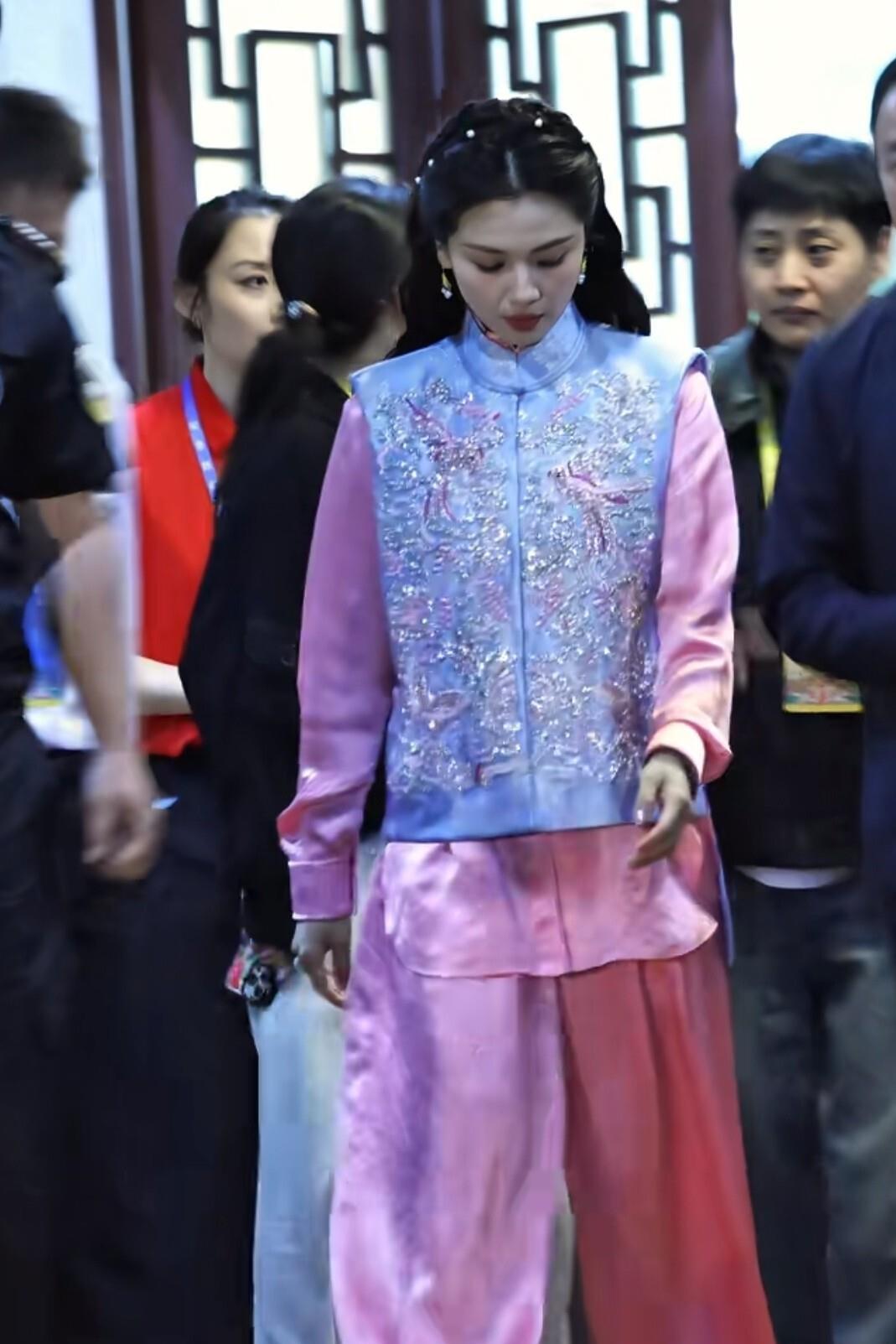 47岁刘涛现身莆田为妈祖庆生守夜奉寿桃，穿蓝粉色新中式大气温婉47岁的刘涛于现身