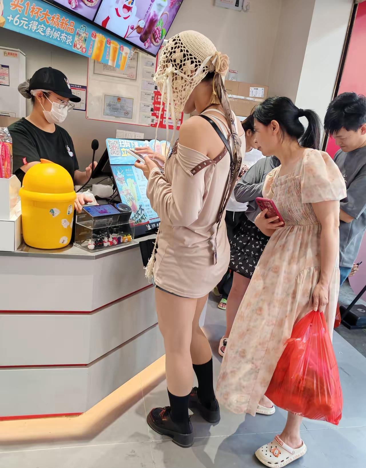 这样的打扮，真的很吸睛，连走过的小孩子都要频频回头看一眼。这样的小姐姐，打扮算