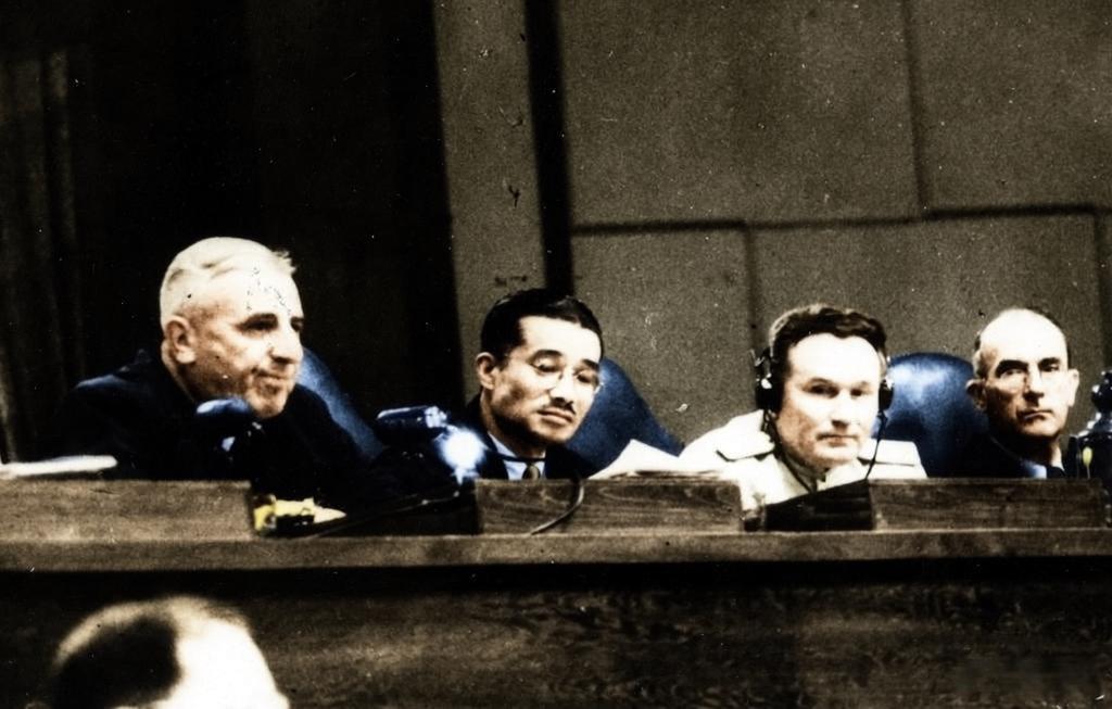 1946年，东京审判瞬间，左二的梅汝璈作为远东国际军事法庭的中国籍法官，正参与对