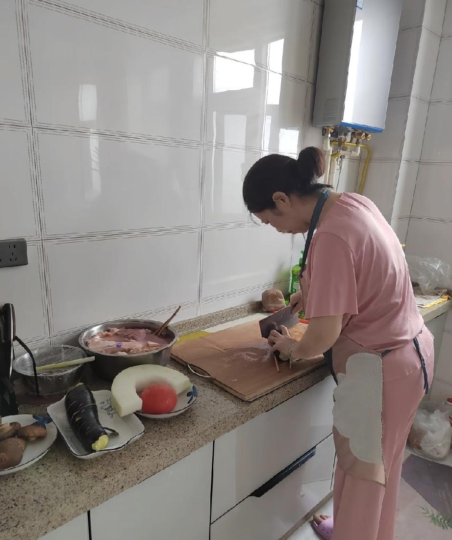 姑姐离婚了，带着钱来我家住，因为公公一直在我这，姑姐离婚直奔我家。在这住了有