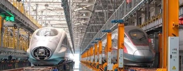 中国为什么执意要发展高铁，而不是廉价航空？因为中国在做一个赌注，赌的就是你用电，