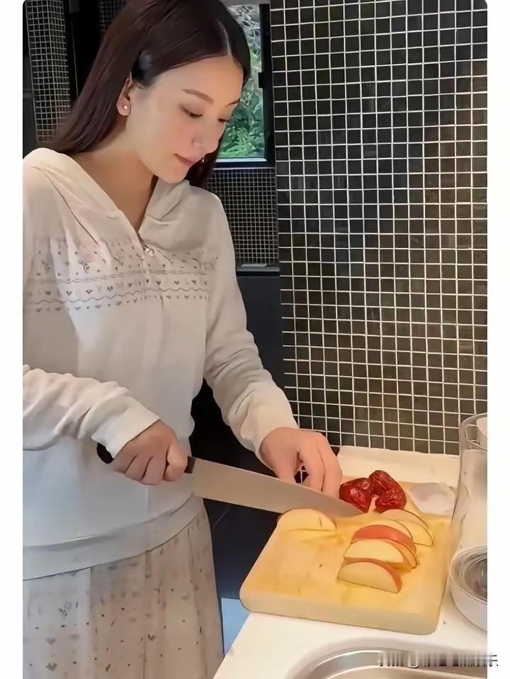 方媛三个女儿都是顺产的，看来她早就做了长远打算，不生儿子不罢休，只有顺产才能多生