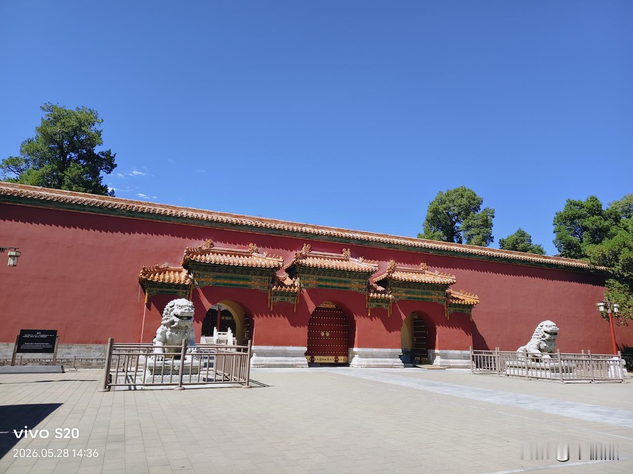 昨天下午走进景山公园的寿皇殿，每次我都驻足寿皇殿门口的鹿🦌和鹤的青铜器。后来咨