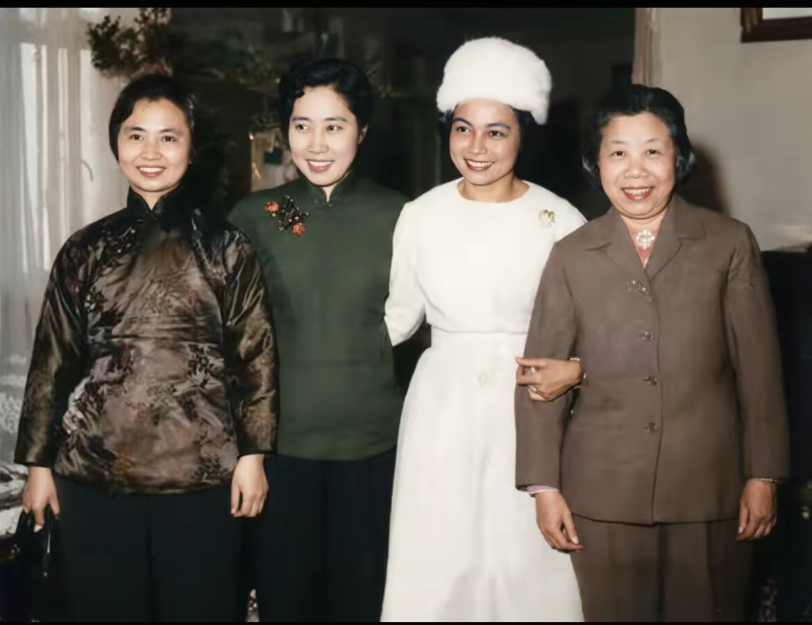 1962年，邓颖超、王光美、陈毅夫人张茜，与柬埔寨王国首相西哈努克夫人莫尼列合影