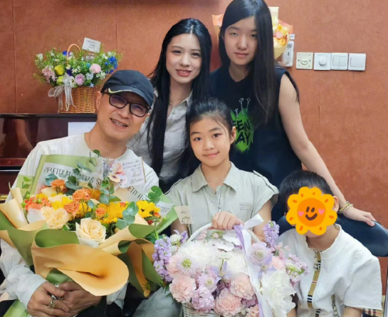 汪峰大女儿近照曝光，21岁小苹果好漂亮，完全翻版葛荟婕​