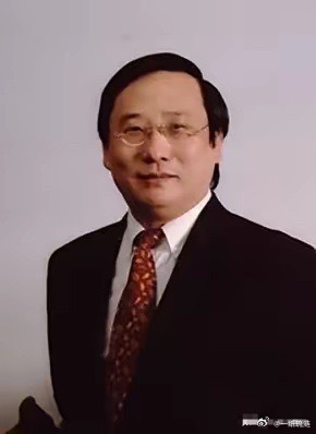 这俩帅哥哥，一个忽悠全世界，忽悠的贼鹰拆了F22生产线，一句歼10改让贼鹰不思进