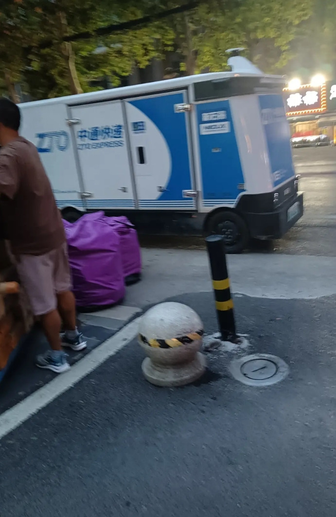 这样下去，快递员也要失业了！昨天下班回家，去附近超市买菜，竟然遇上这一幕。中