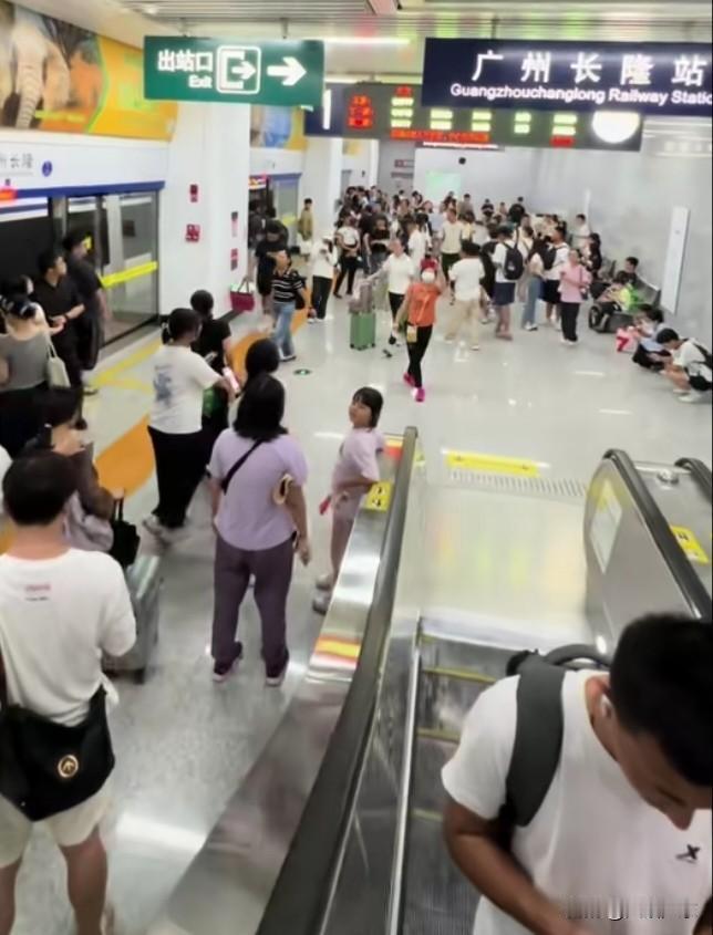 广东城际有爆满了！自6个城市实现联网后，旅客时常爆满，尤其是在高峰期。最