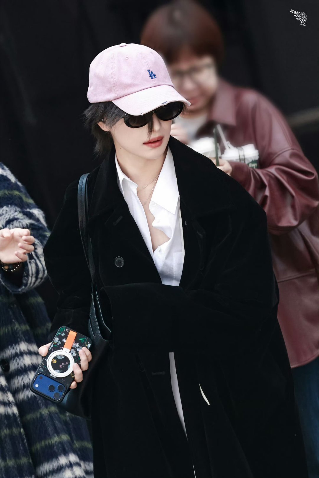 倪妮hi6上班路透倪妮果然是时髦精，好会穿搭，黑大衣豹纹裤粉帽子好飒，期待节目